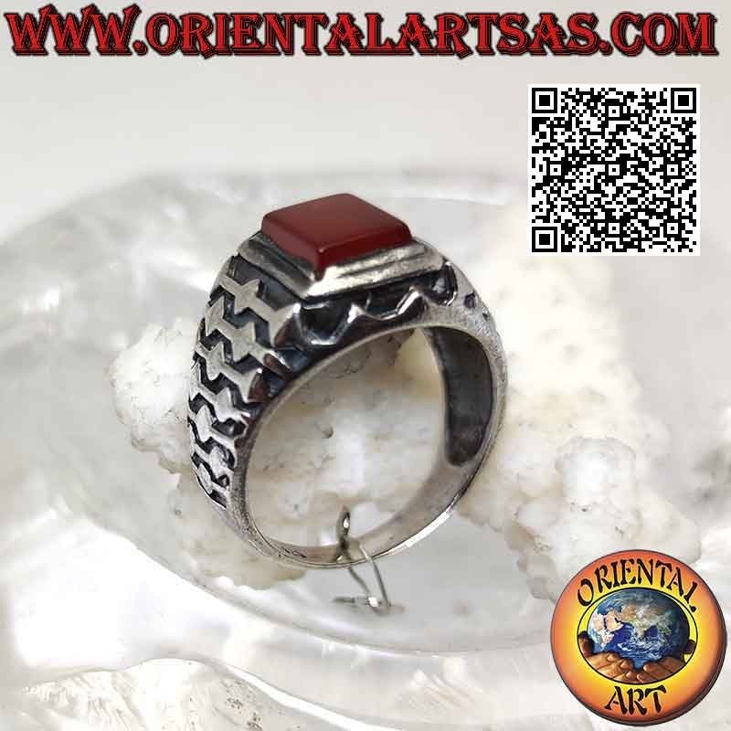 Anillo de plata con cornalina rectangular en relieve y líneas en relieve y decoración de rombos.