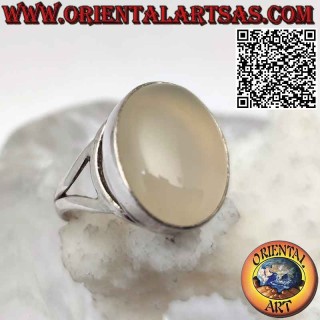 Anillo de plata con piedra luna cabujón ovalado sobre un engaste suave de líneas sinuosas