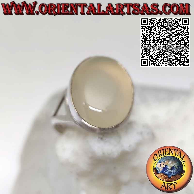 Silberring mit ovalem Cabochon-Mondstein auf einer glatten Fassung aus gewundenen Linien