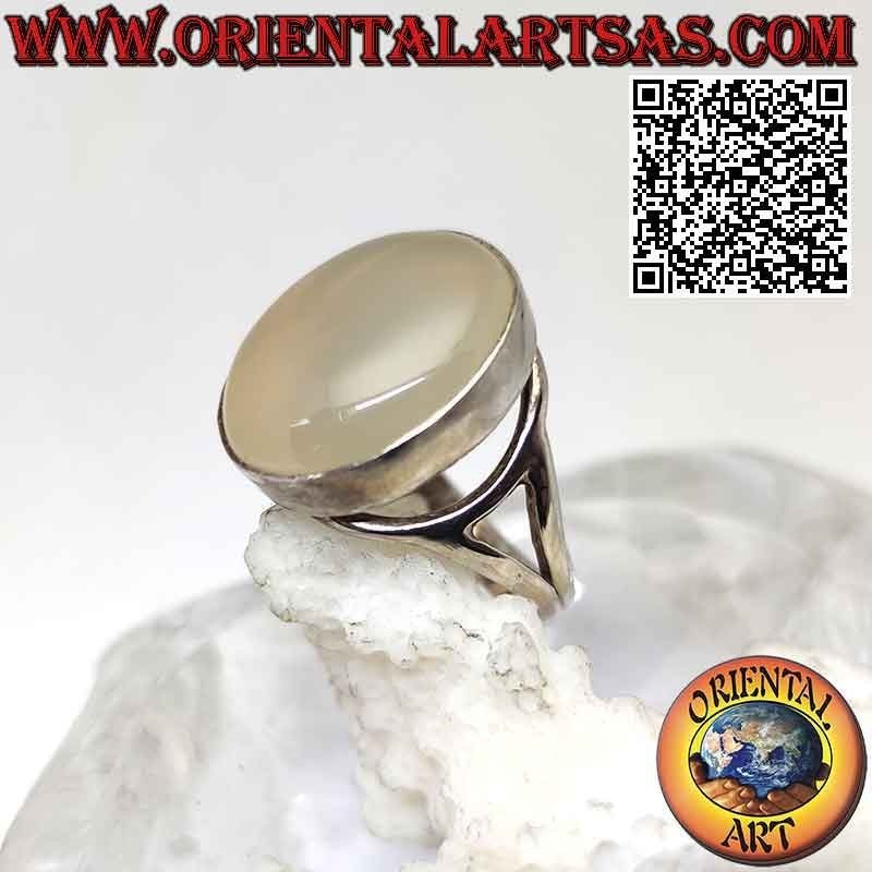 Silberring mit ovalem Cabochon-Mondstein auf einer glatten Fassung aus gewundenen Linien