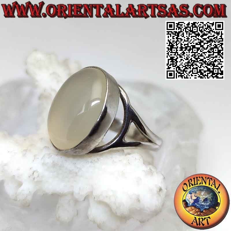 Bague en argent avec pierre de lune cabochon ovale sur un serti lisse de lignes sinueuses