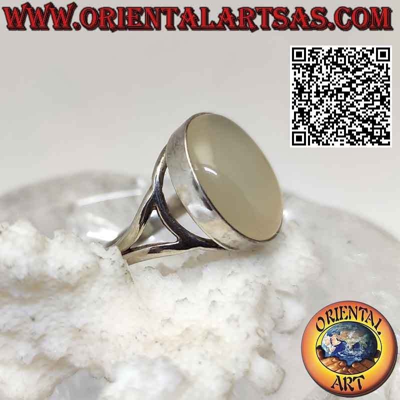 Bague en argent avec pierre de lune cabochon ovale sur un serti lisse de lignes sinueuses