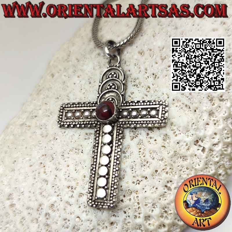Pendentif croix latine en argent avec jaspe rouge rond central et décorations arrondies