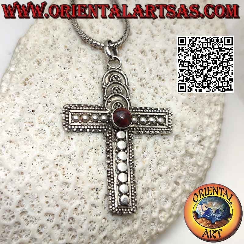 Pendentif croix latine en argent avec jaspe rouge rond central et décorations arrondies