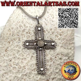 Pendentif croix latine en argent avec pierre de lune ronde centrale et décorations faites à la main