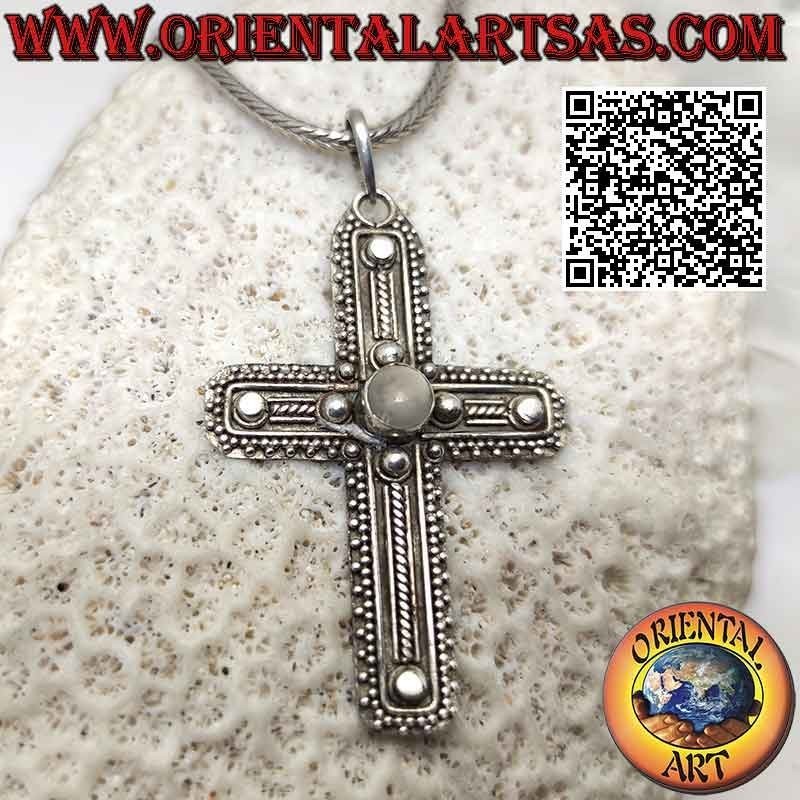 Pendentif croix latine en argent avec pierre de lune ronde centrale et décorations faites à la main