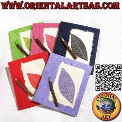 Carnet avec crayon et...