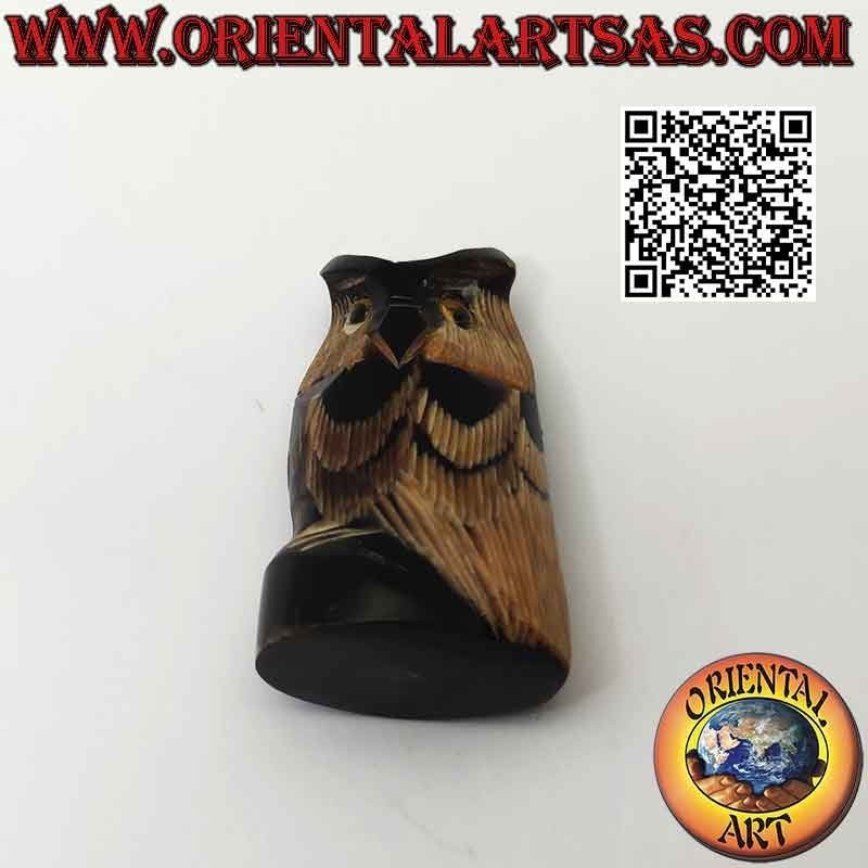 Scultura di un gufo in corno di bufalo intagliato a mano