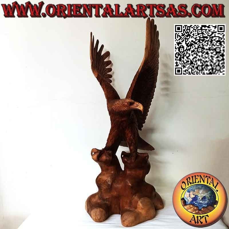 Sculpture d'aigle royal aux ailes déployées debout sur le promontoire en bois de suar de 80 cm