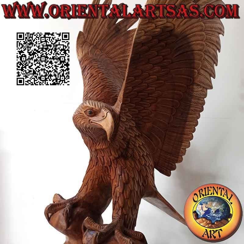 Sculpture d'aigle royal aux ailes déployées debout sur le promontoire en bois de suar de 80 cm