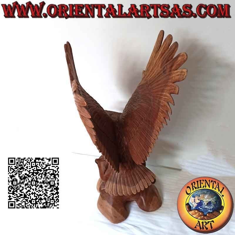 Sculpture d'aigle royal aux ailes déployées debout sur le promontoire en bois de suar de 80 cm