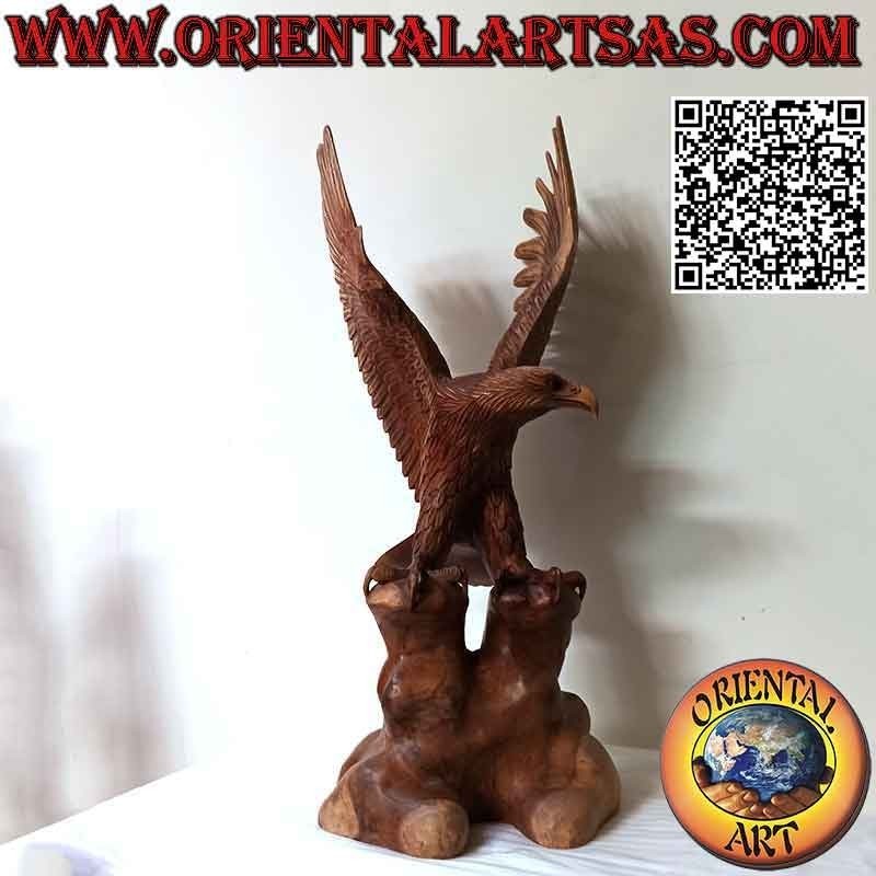 Steinadler-Skulptur mit ausgebreiteten Flügeln, die auf dem 80 cm hohen Vorgebirge aus Suarholz steht