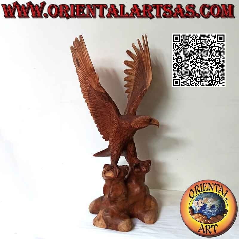 Escultura de águila real con las alas extendidas de pie sobre el promontorio de madera de suar de 80 cm.