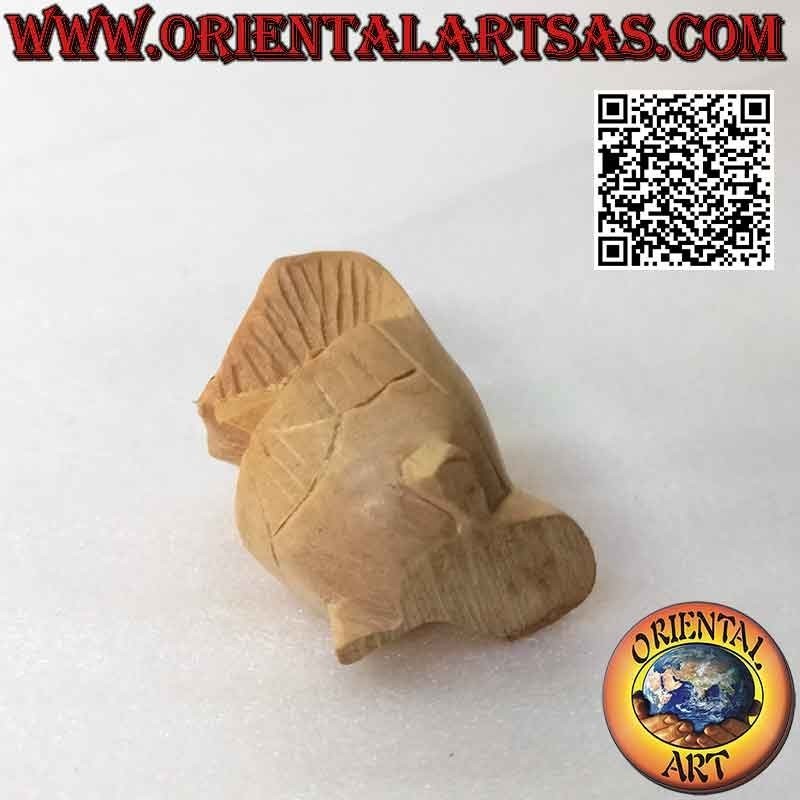 Sculpture of a crouched owl in 4.5 cm hibiscus wood