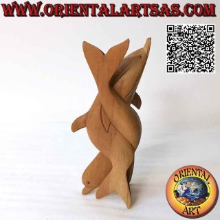 Scultura di una coppia di delfini intrecciati tra loro in legno di ibisco da 20 cm