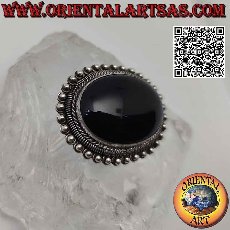 925 ‰ Silberbrosche mit großem ovalem Onyx-Cabochon umgeben von Verflechtungen, Ringen und Kugeln