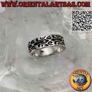 Anillo de plata con banda trabajada, compleja decoración grabada maorí.