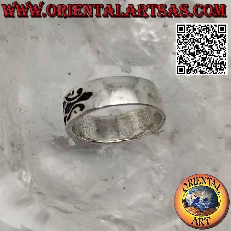 Anillo de plata con banda trabajada, compleja decoración grabada maorí.