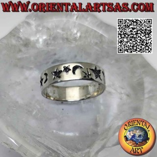 Bague en argent travaillée avec une alternance de lune et d'étoile avec une gravure profonde