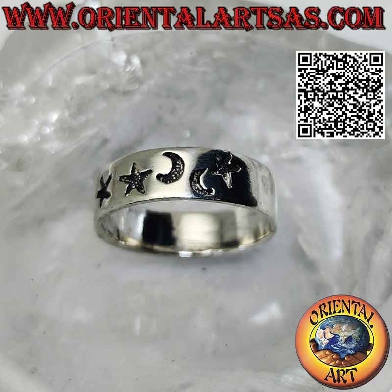 Anello in argento a fascia lavorata con luna e stella alternata ad incisione profonda
