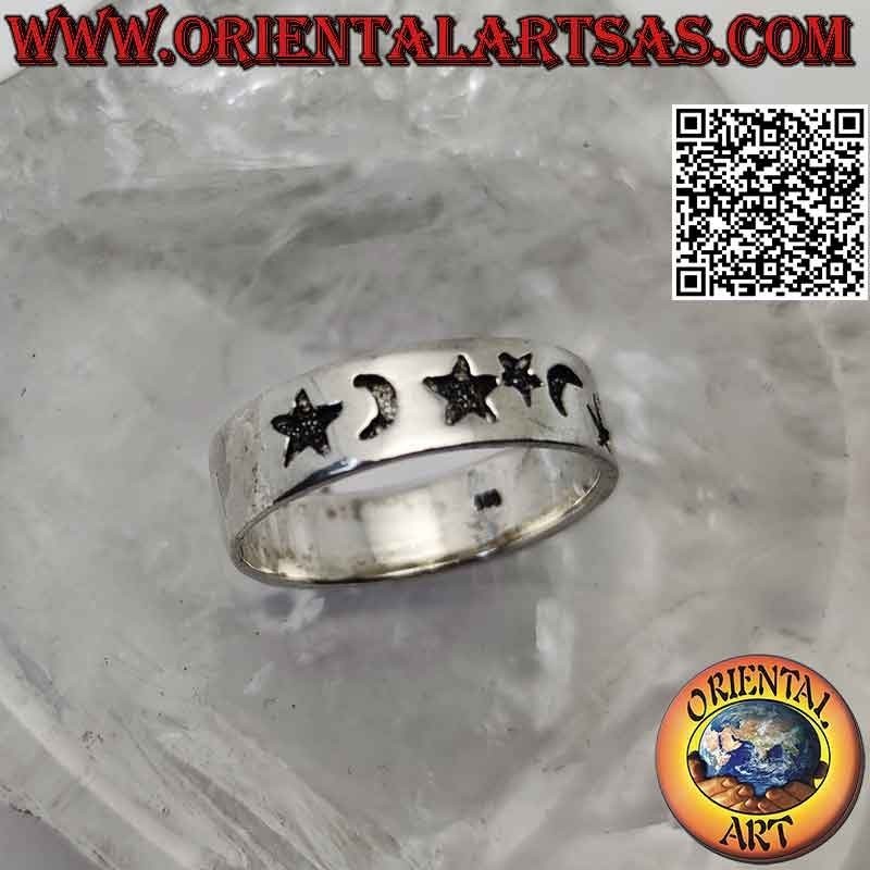 Anillo banda de plata trabajado con luna y estrella alternando con grabado profundo