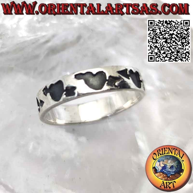 Anello in argento a fascia lavorata con cuore con freccia ad incisione profonda