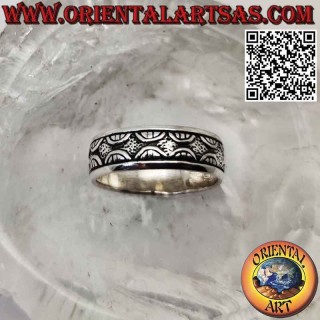 Anello in argento a fascia lavorata, decoro "alba e tramonto" inciso