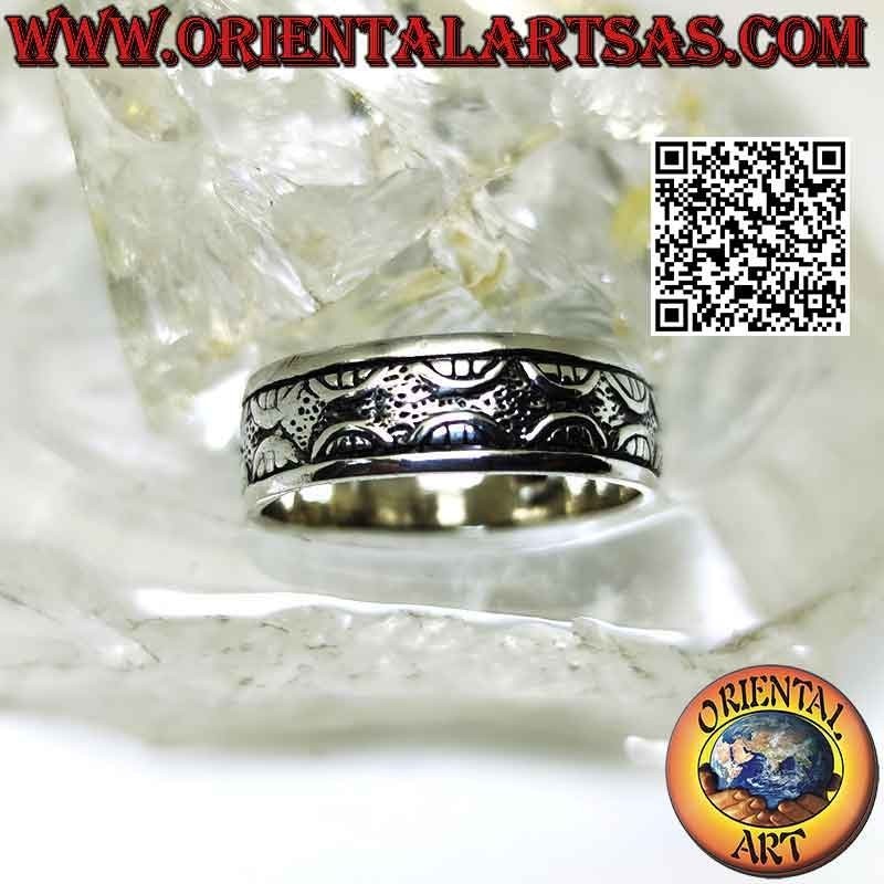 Bague en argent avec bande travaillée, décor gravé "lever et coucher du soleil"