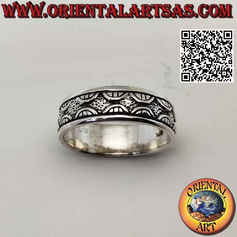 Anello in argento a fascia lavorata, decoro "alba e tramonto" inciso