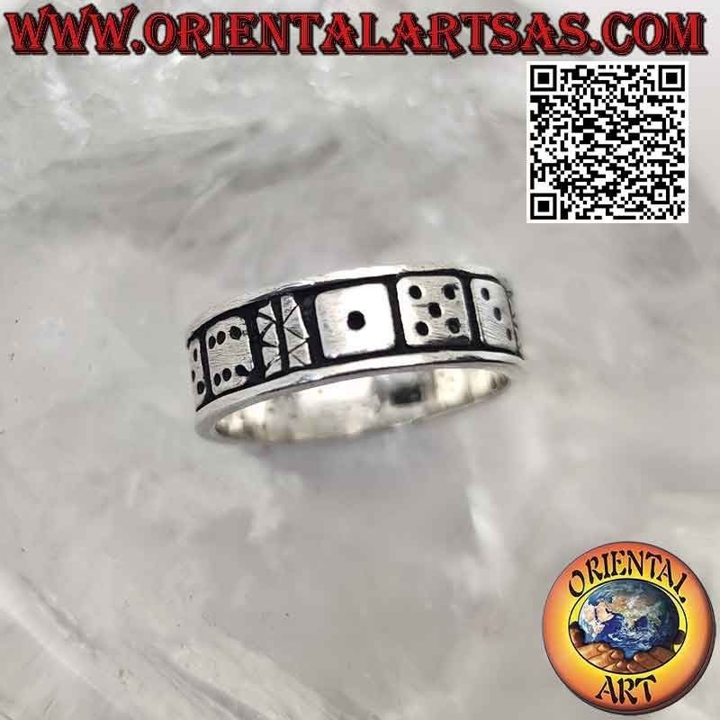Anillo de plata con banda lisa con las 6 caras del troquel grabadas