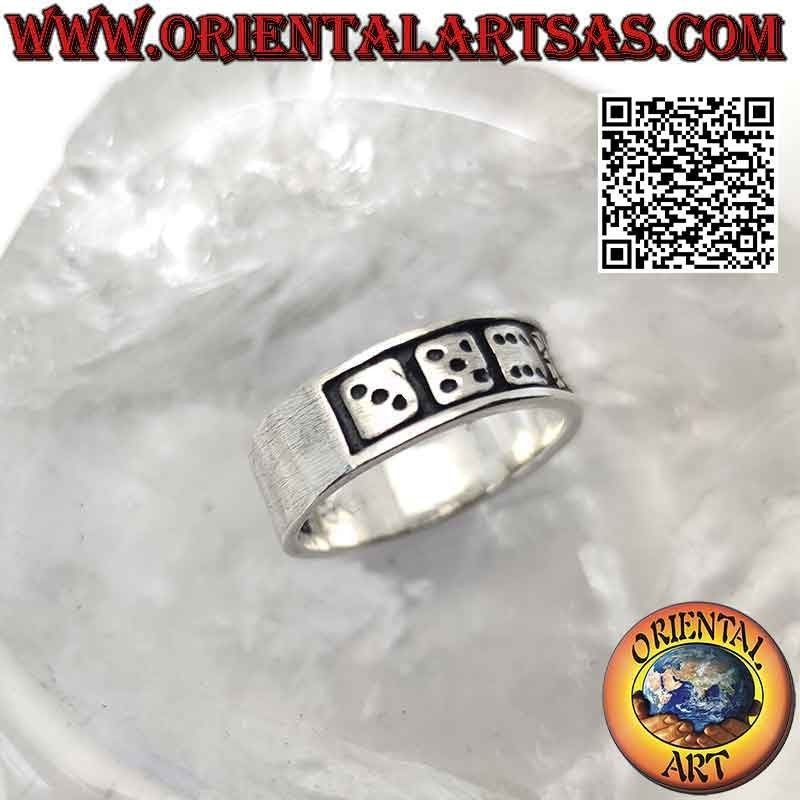 Silver ring with smooth band with the 6 faces of the die engraved