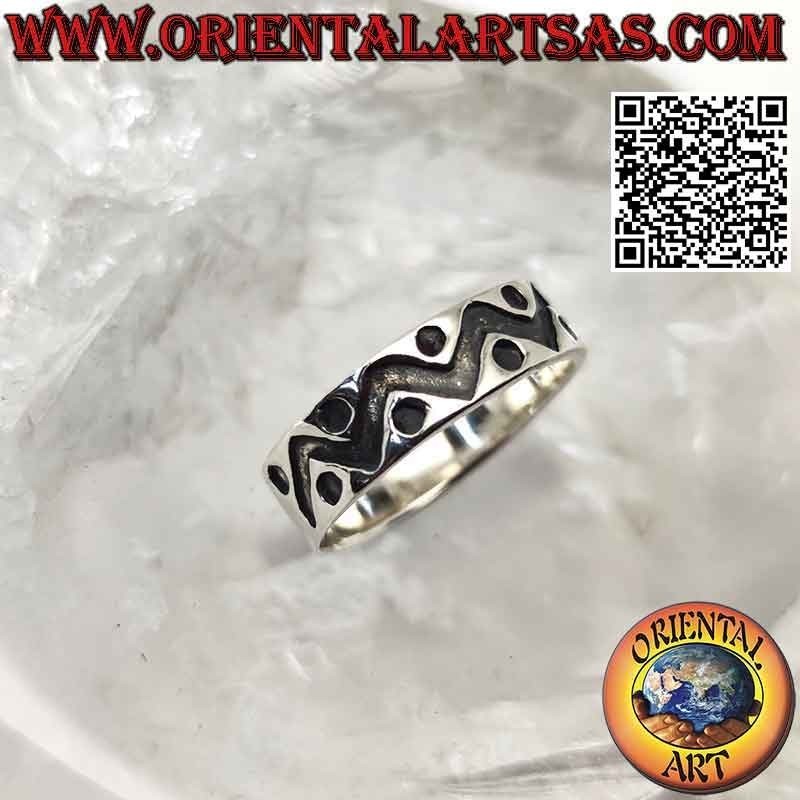 Anello in argento a fascia lavorata con linea spezzata spessa e cerchietti ad incisione profonda