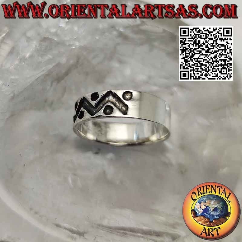Bague en argent avec bande travaillée avec ligne brisée épaisse et cercles profondément gravés