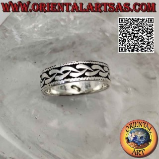 Anillo de plata con banda trabajada, cadena plana surrealista en bajorrelieve