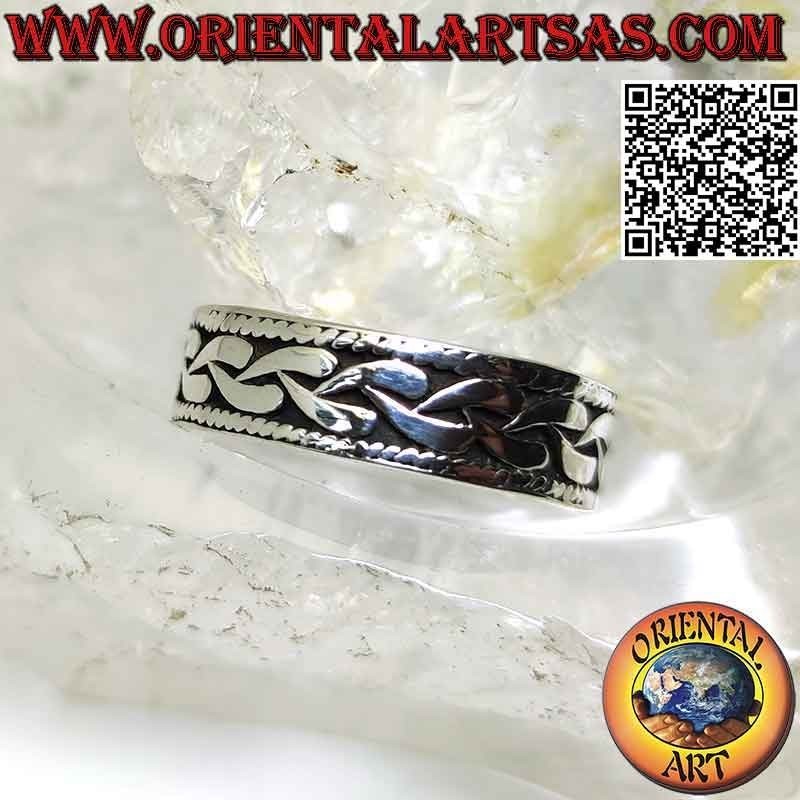 Silberring mit gearbeitetem Band, surreale Flachreliefkette