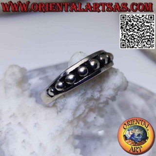 Bague en argent avec une bande croissante avec des boules lisses en haut relief