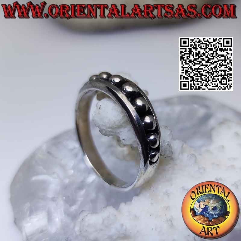 Anillo de plata con banda creciente con bolas lisas en alto relieve