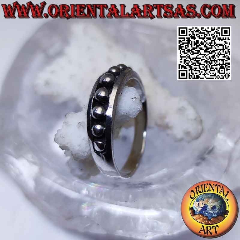Bague en argent avec une bande croissante avec des boules lisses en haut relief
