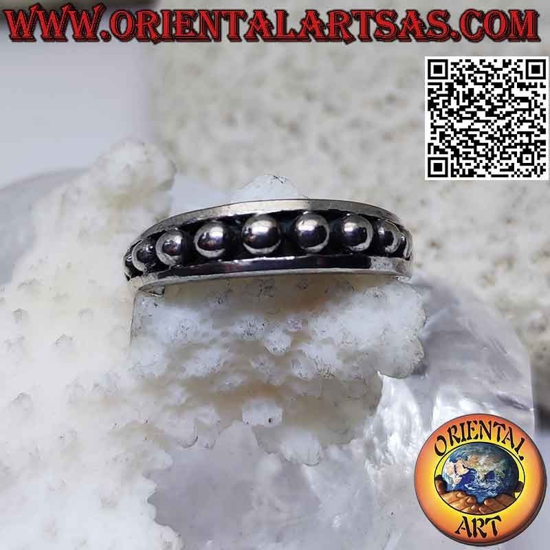 Anello in argento a fascia crescente con palline lisce ad altorilievo