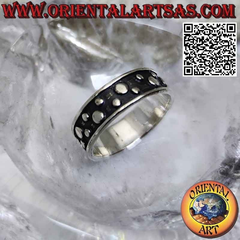 Silberner Bandring, gearbeitet mit glatten Flachrelief-Scheiben