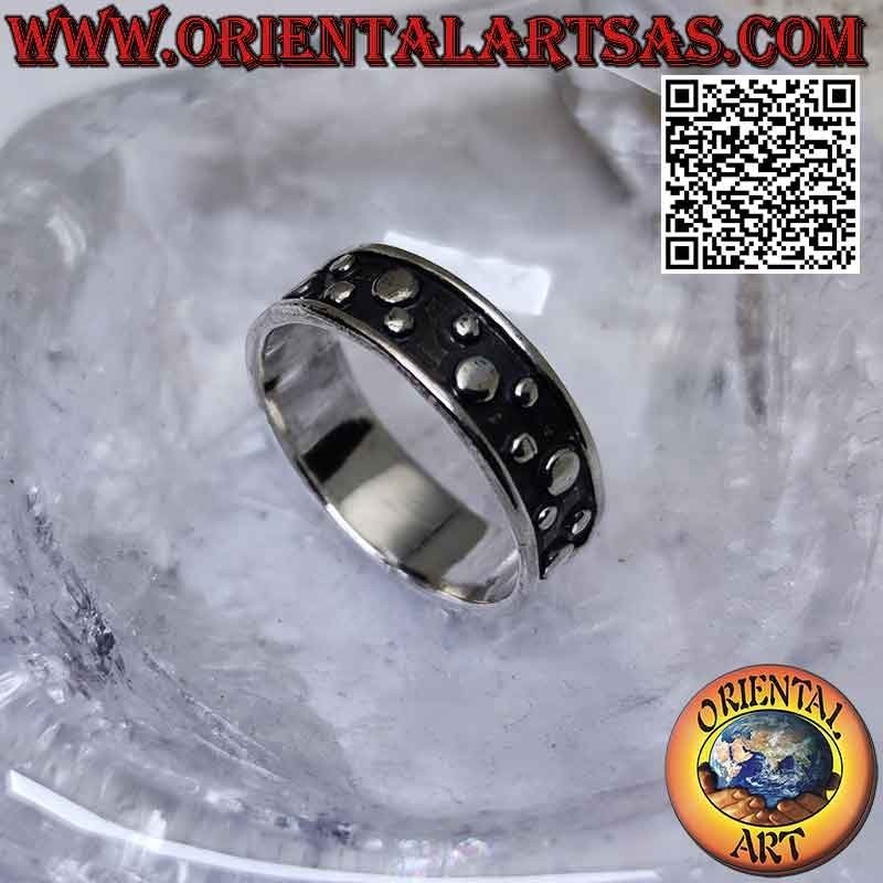Silver band ring worked with smooth bas-relief discs