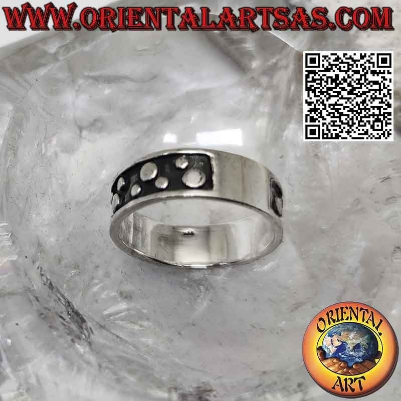 Bague en argent travaillée de disques lisses en bas-relief