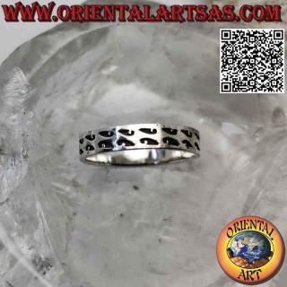 Silberner Bandring, gearbeitet mit Wellenlinienpaaren mit tiefer Gravur