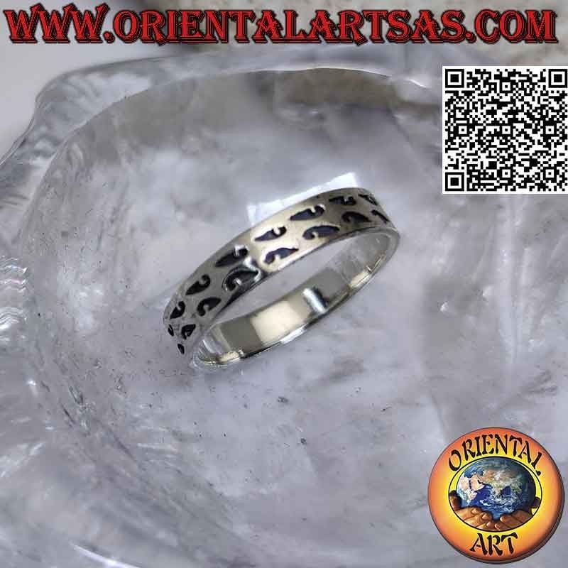 Anillo banda de plata trabajado con pares de líneas onduladas con grabado profundo