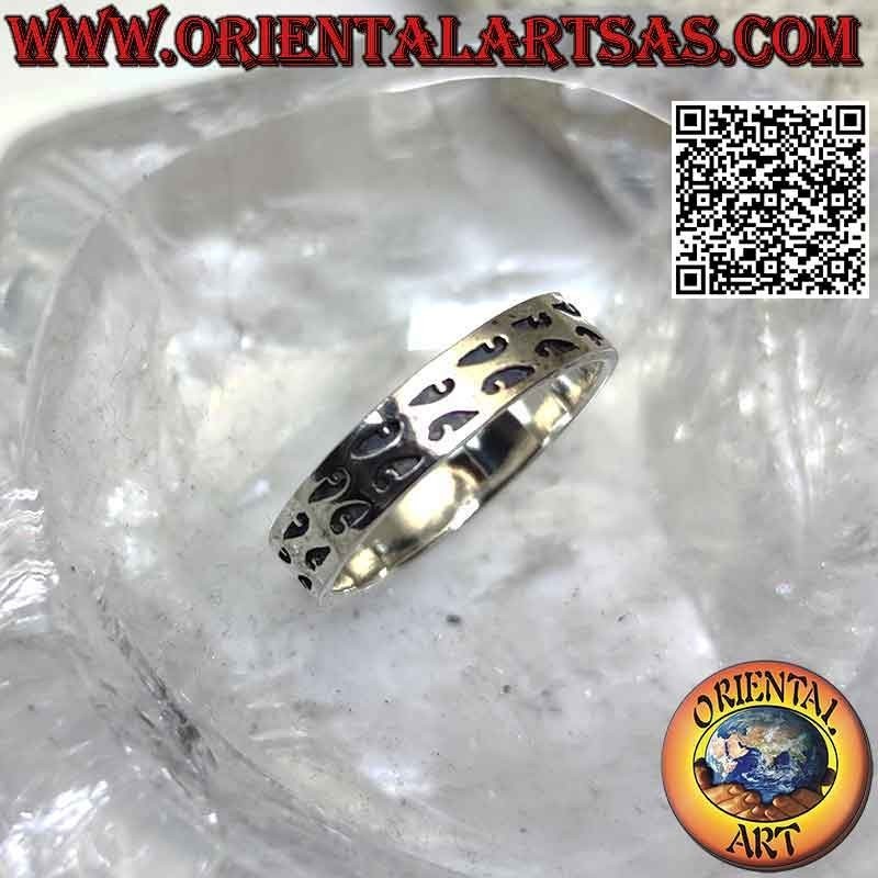 Anello in argento a fascia lavorata con coppie di linee ondulate ad incisione profonda