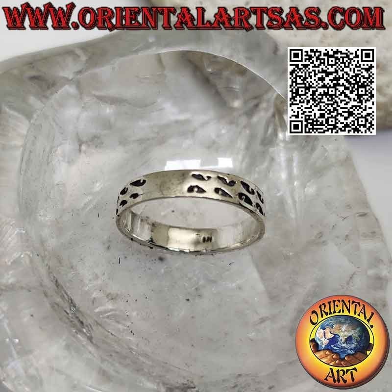 Anello in argento a fascia lavorata con coppie di linee ondulate ad incisione profonda
