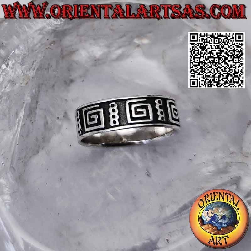 Anillo banda de plata trabajado con una serie de espirales cuadradas lisas en bajorrelieve
