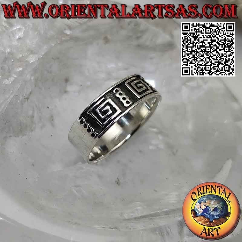 Anillo banda de plata trabajado con una serie de espirales cuadradas lisas en bajorrelieve