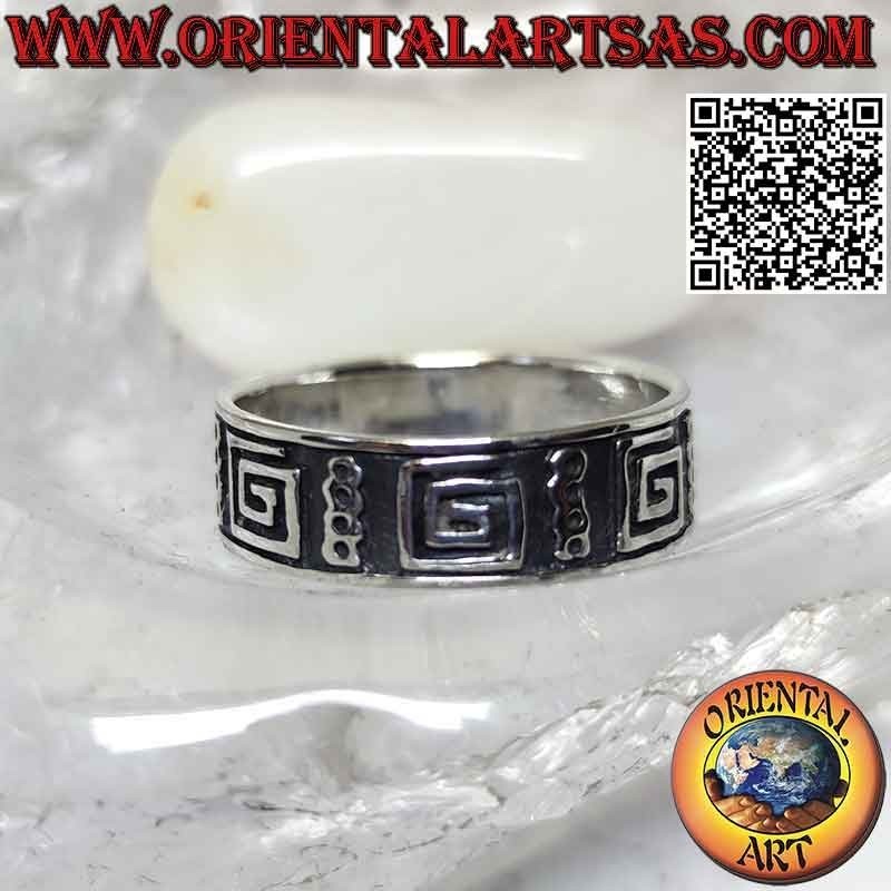 Anello in argento a fascia lavorata con serie di spirali lisce squadrate a bassorilievo