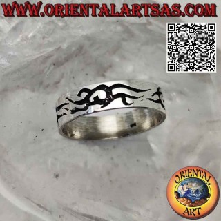 Bague en argent à bande lisse avec symbole tribal gravé trois fois